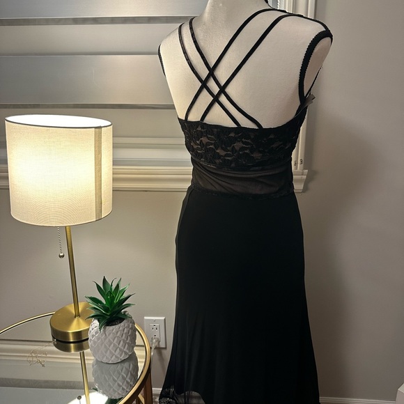 Lace and velvet accent dress - Picture 4 of 5